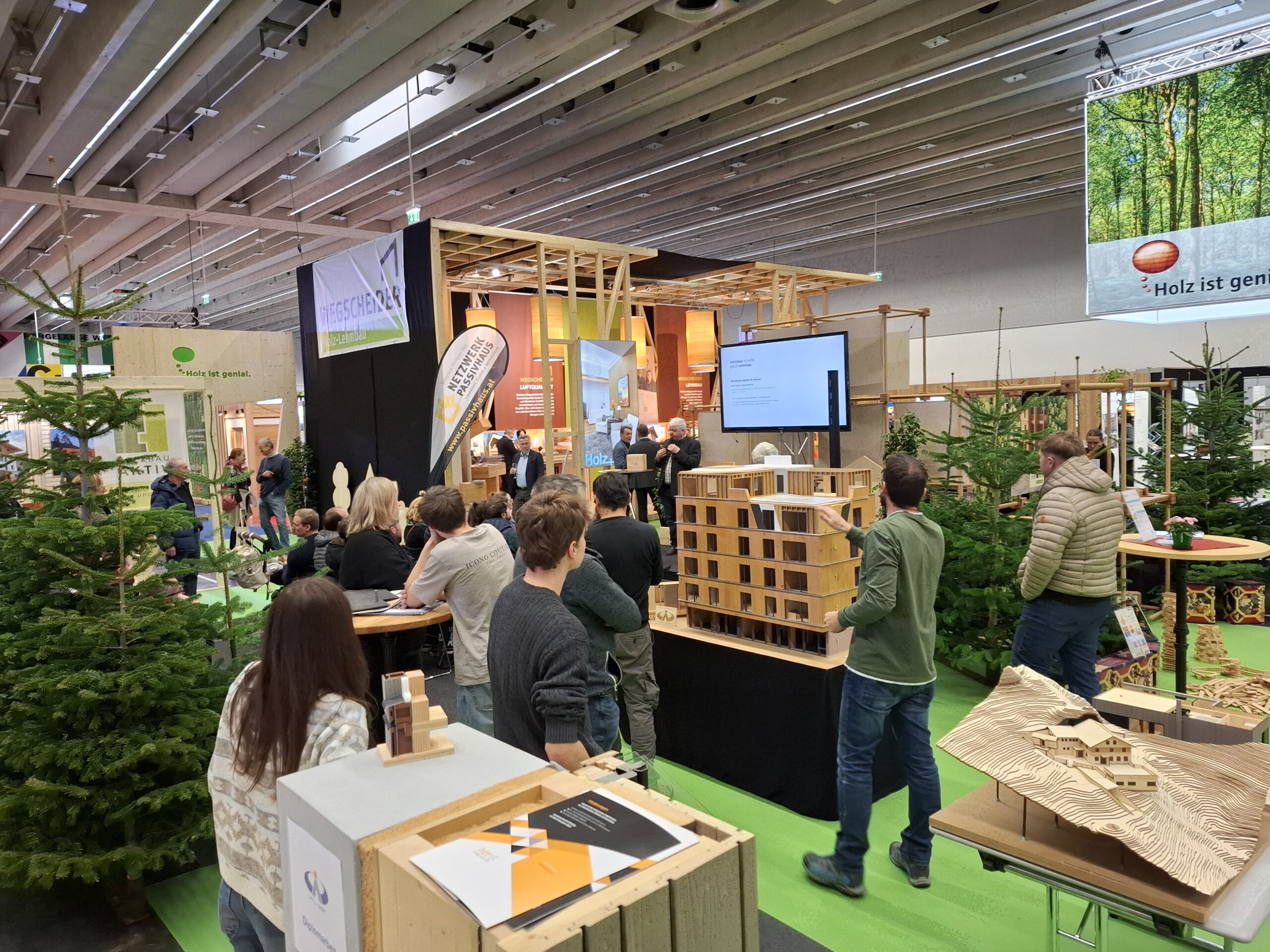 Zahlreiche Besucher*innen der Hausbau und Energie Messe zeigten sich im „Holz ist genial“-Areal sehr interessiert. ©proHolz Tirol