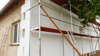 Für thermische Sanierungen der Gebäudehülle gibt es seit 2. Februar 2026 kein Fördergeld mehr. Nach nur neun Wochen Laufzeit wurde der Sanierungsbonus beendet. © iStock / Getty Images Plus / Rades6