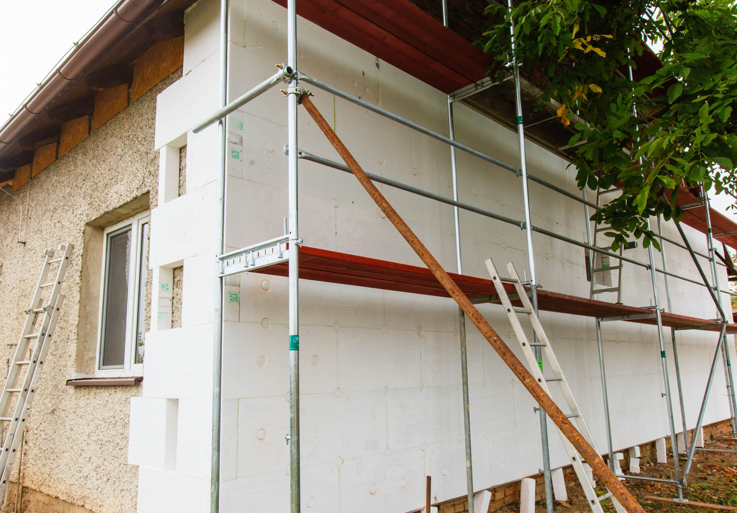 Für thermische Sanierungen der Gebäudehülle gibt es seit 2. Februar 2026 kein Fördergeld mehr. Nach nur neun Wochen Laufzeit wurde der Sanierungsbonus beendet. © iStock / Getty Images Plus / Rades6