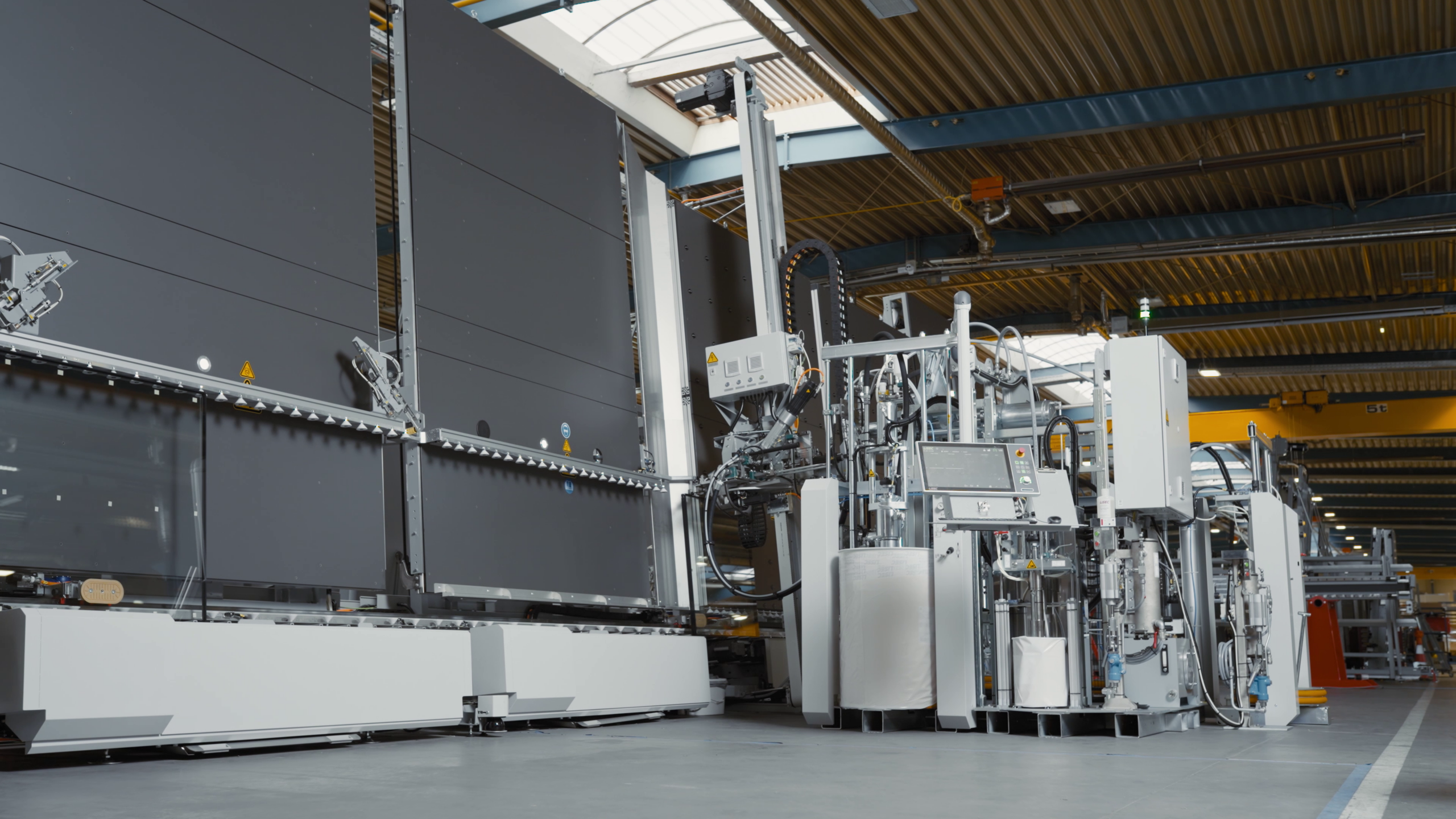 Hochwertige Automatisierung schafft Qualität und Effizienz in der Glasverarbeitung: Die „SRP‑A“ von Lisec ist eine vollautomatische Anlage zum Versiegeln von Isolierglaselementen mit Zwei‑Komponenten‑Dichtstoffen. © Lisec