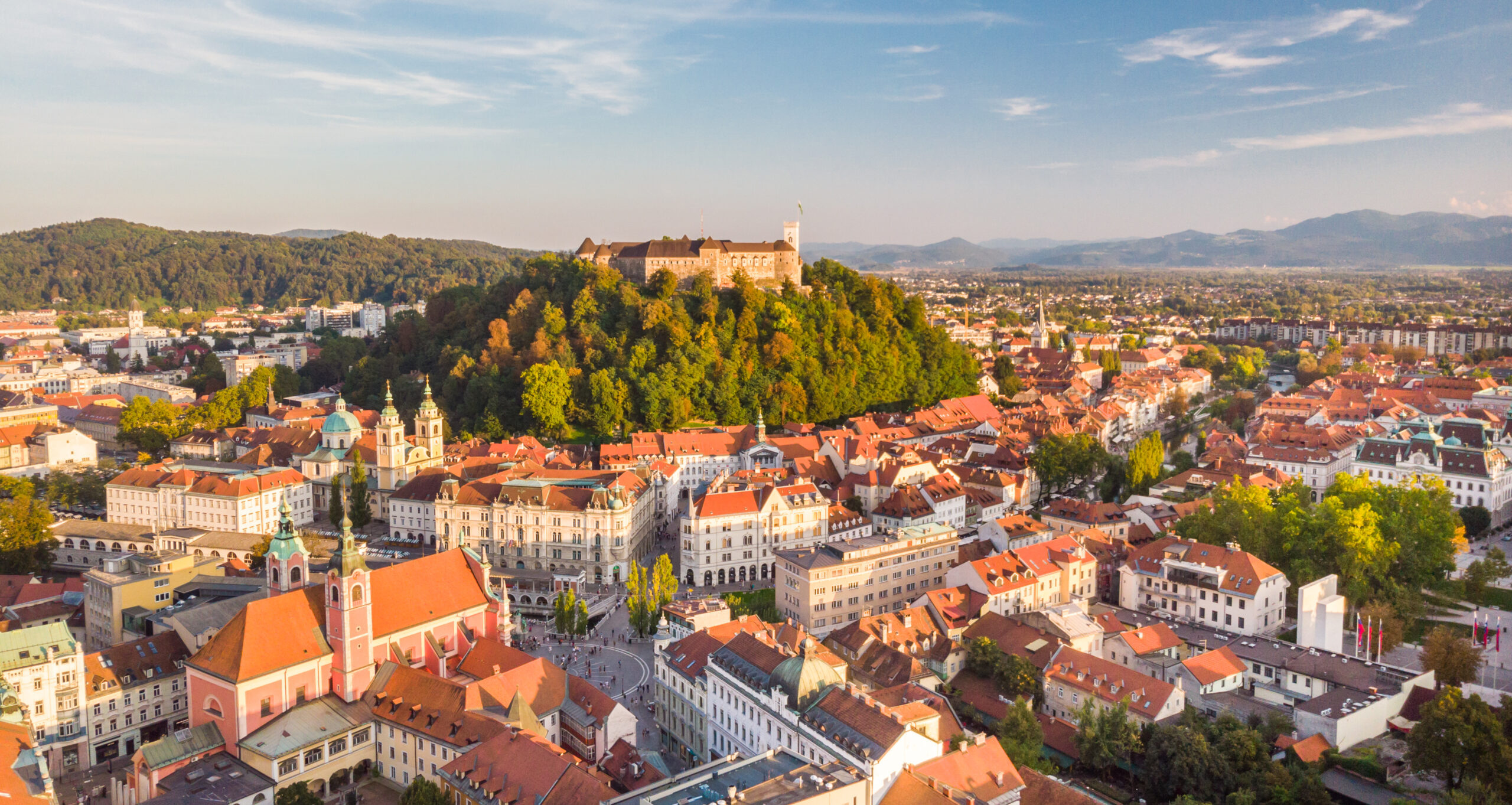 Die slowenische Hauptstadt Ljubljana ist eines der Ziele der Studienreise des Vereins Dachhandwerk im Mai 2026. © iStock / Getty Images Plus / Kasto80