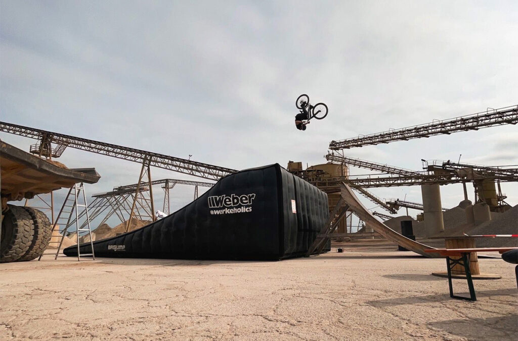 Niels Gehrke und sein Team treten an jedem Messetag zweimal mit ihrer Show auf der Dach+Holz International auf. Zu sehen sind spektakuläre Tricks – von Vorwärtssaltos über 360-Grad-Drehungen bis hin zu doppelten Rückwärtssaltos. © mimotrails