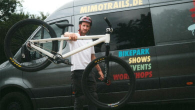 Niels Gehrke ist Dachdeckermeister und Freestyle-Mountainbiker. Er arbeitet als angestellter Dachdeckermeister im deutschen Taucha und ist Gründer der Freestyle-Abteilung Mimo Trails. © mimotrails