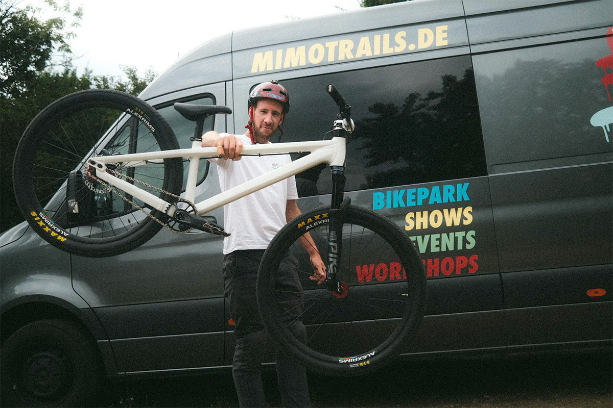 Niels Gehrke ist Dachdeckermeister und Freestyle-Mountainbiker. Er arbeitet als angestellter Dachdeckermeister im deutschen Taucha und ist Gründer der Freestyle-Abteilung Mimo Trails. © mimotrails