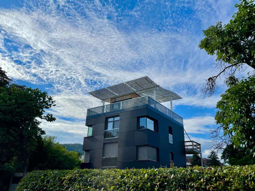 Die Kombination aus gebäudeintegrierter Photovoltaik, intelligenter Haustechnik und durch-dachter Materialwahl beweist, dass sich Nachhal-tigkeit, Komfort und architektonische Qualität nicht ausschließen. © Bernd Humpl