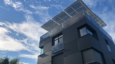 Der kubische SolCube im Grazer Stadtgebiet zeigt, wie sich auf engs-tem Raum maximale Energieeﬃ-zienz, architektonische Qualität und Lebenskomfort verbinden lassen. © Bernd Humpl