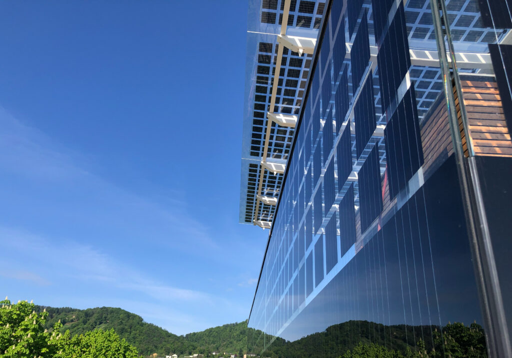 Bei Ertex Solar kann die Zellenbelegung frei gewählt werden, das ermöglichte beim SolCube freie Glas-kanten und aufgelockerte Zellenbelegung für ein lichtdurchlässiges Erscheinungsbild. © Bernd Humpl