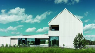 Mit seiner monolithischen Form und der monochrom-weißen Fassade vermittelt das auffällige Haus Purismus in geometrischer Perfektion. © Prefa / Croce & Wir