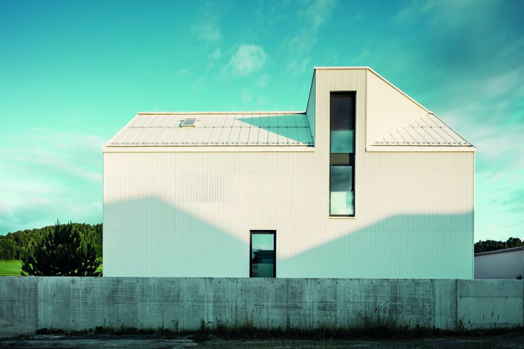 Das Steildach hat keine klassischen Dachüberstände, dafür akzentuierte Abschlusskanten an Giebeln und Traufen. © Prefa / Croce & Wir