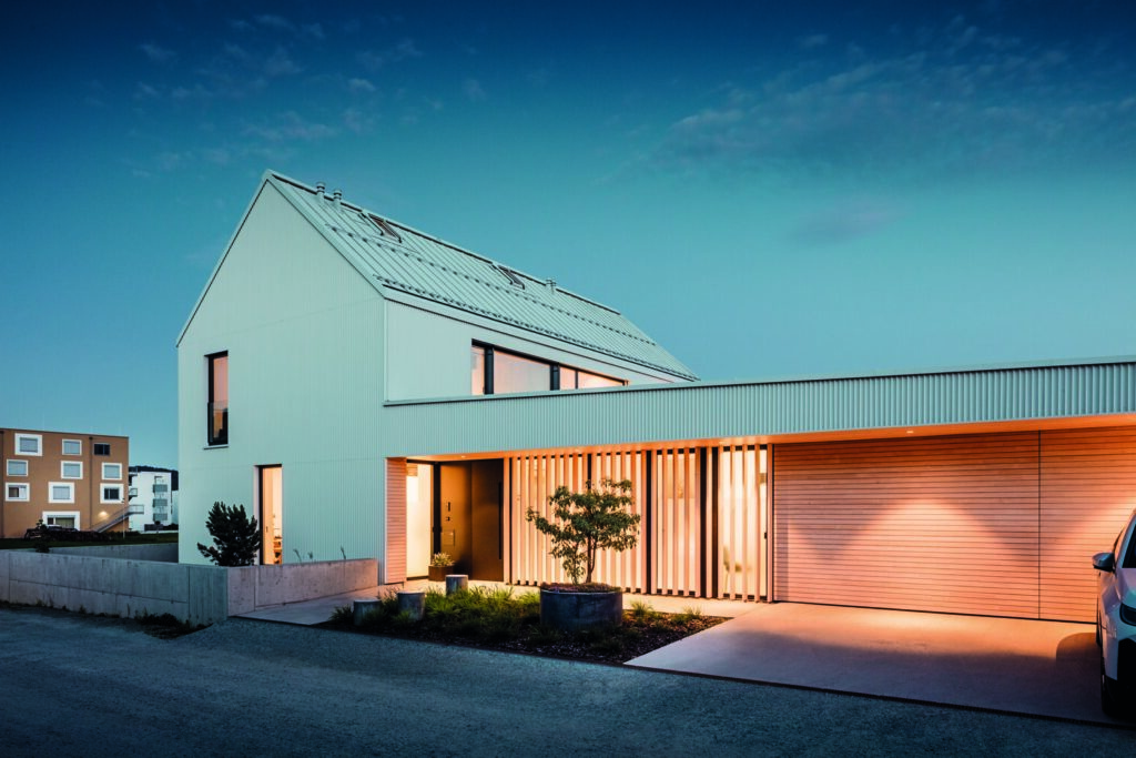 Für die All-over-Metallverkleidung vom Spitzdach über die Gaube bis zur Fassade war besondere Expertise gefordert. © Prefa / Croce & Wir