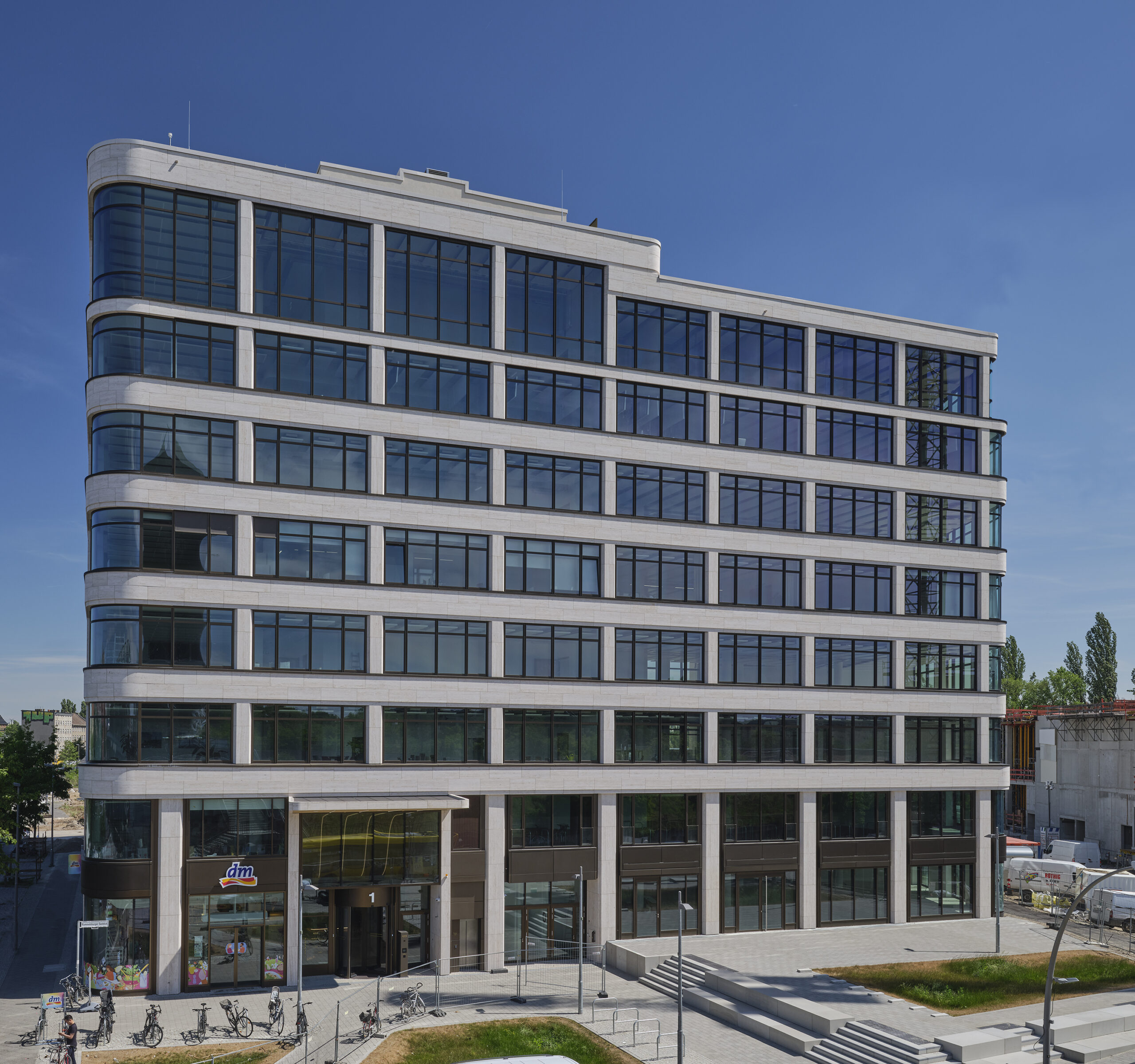 Das Axis Office in Berlin wurde von der Streletzki Gruppe entwickelt. Bauherr und Architekten haben es sich zur Aufgabe gemacht, ein solides Gebäude mit einer werthaltigen Fassade zu schaffen. © Olaf Rohl / Saint-Gobain Glass