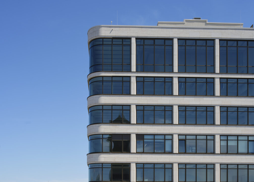 Wichtig war vor allem eine möglichst neutrale und harmonische Farbgebung der Gläser, sowohl bei den planen als auch bei den gebogenen Scheiben. © Olaf Rohl/Saint-Gobain Glass