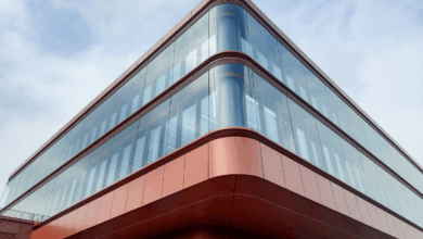 Um Vogelschlag an den großflächigen Glasfassaden des „Square Campus“ zu verhindern, entschied sich der Bauherr für „Saflex FlySafe 3D“, das die Transparenz der Fassade nicht beeinträchtigt. © Frener & Reifer