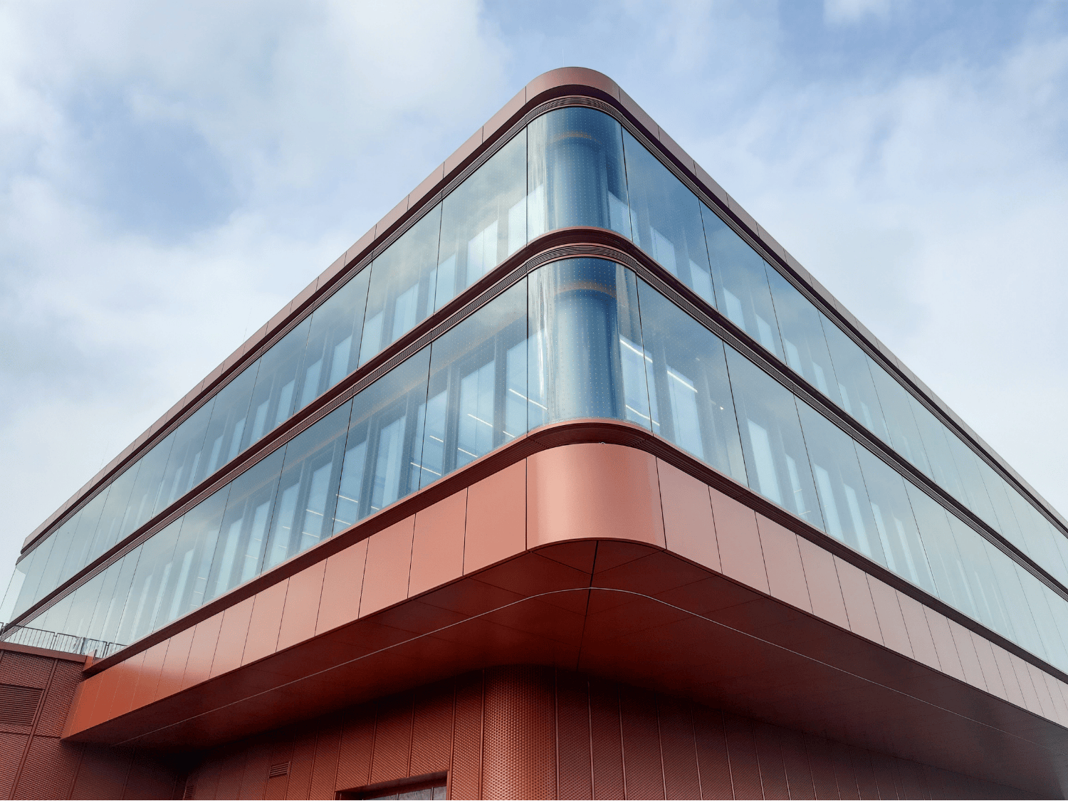 Um Vogelschlag an den großflächigen Glasfassaden des „Square Campus“ zu verhindern, entschied sich der Bauherr für „Saflex FlySafe 3D“, das die Transparenz der Fassade nicht beeinträchtigt. © Frener & Reifer