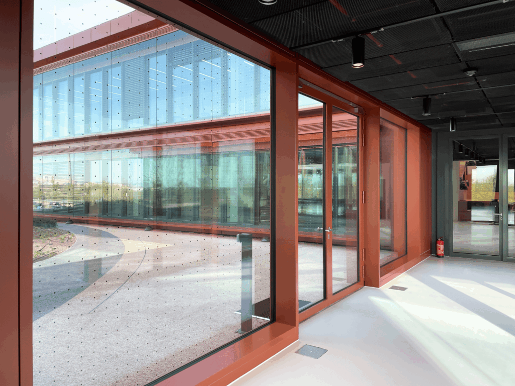 Innenansicht: Die Vogelschutz-Folie behindert auch die Sicht nach außen nicht. © Frener & Reifer