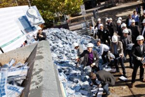 Die Vernichtungsaktion der Raubkopien.© Hansgrohe