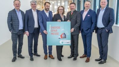 v.l.n.r. Dir. Mag. Robert Schneider (Geschäftsführer Messe Wels GmbH), Mag. Christian Murhammer, MAS (Geschäftsführung Fertighausverband), Ing. Franz Wastlbauer (Vorstandsmitglied ARGE Qualitätsgruppe Wärmedämmsysteme), Dr. Elisabeth Berger (Geschäftsführung VÖK), Ing. Anton Berger (Bundesinnungsmeister der Sanitär-, Heizungs- und Lüftungstechniker), Alexander Sollböck (Obmann Verband der Installations-Zulieferindustrie (VIZ), Mag. (FH) Helmut Weinwurm (Vorsitzender der VÖK, CEO Robert Bosch AG).