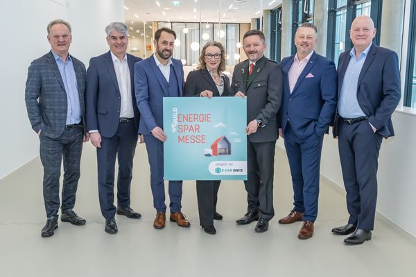 v.l.n.r. Dir. Mag. Robert Schneider (Geschäftsführer Messe Wels GmbH), Mag. Christian Murhammer, MAS (Geschäftsführung Fertighausverband), Ing. Franz Wastlbauer (Vorstandsmitglied ARGE Qualitätsgruppe Wärmedämmsysteme), Dr. Elisabeth Berger (Geschäftsführung VÖK), Ing. Anton Berger (Bundesinnungsmeister der Sanitär-, Heizungs- und Lüftungstechniker), Alexander Sollböck (Obmann Verband der Installations-Zulieferindustrie (VIZ), Mag. (FH) Helmut Weinwurm (Vorsitzender der VÖK, CEO Robert Bosch AG).