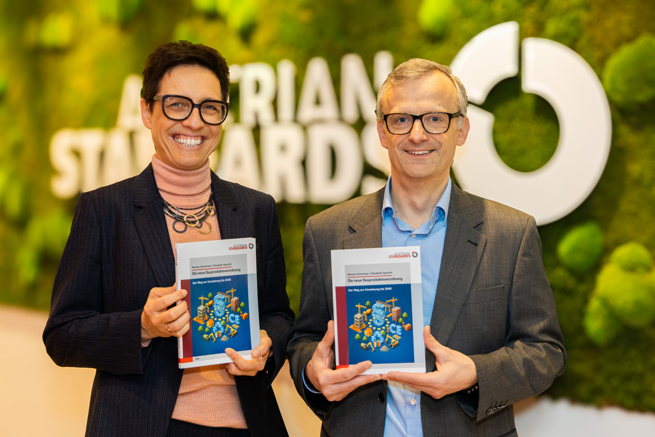 Autor*innen Elisabeth Sperlich und Roman Schremser mit ihrem Buch