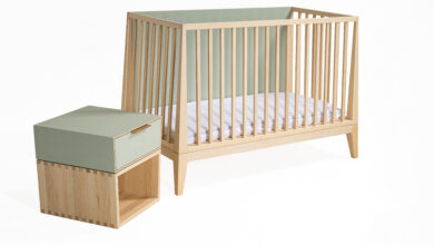 Die natürliche Maserung der Esche sorgt für eine warme, lebendige Ausstrahlung und zugleich für Stabilität und Langlebigkeit. © Harald Leitner