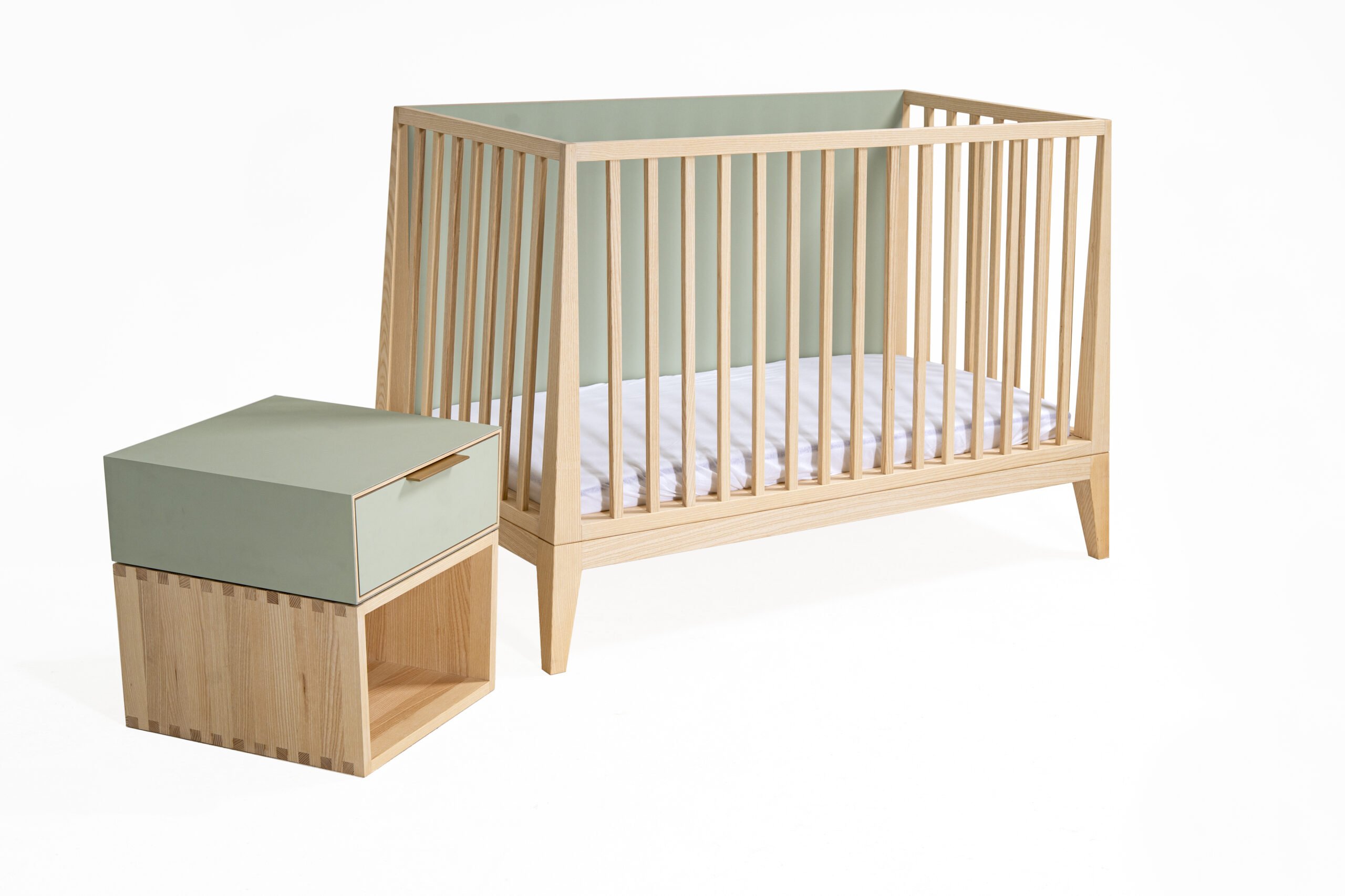 Die natürliche Maserung der Esche sorgt für eine warme, lebendige Ausstrahlung und zugleich für Stabilität und Langlebigkeit. © Harald Leitner