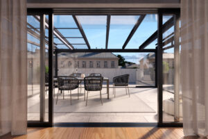 Oben ohne, untenrum verschlossen – oder auch andersrum: Mit seitlichen Schiebeanlagen sind den Kombinationen keine Grenzen gesetzt. © TS Aluminium