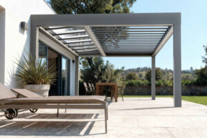 Das Lichtband entlang der Hauswand öffnet das geschlossene Dach zur Fassade hin: Licht fällt auch in die Wohnräume. © TS Aluminium