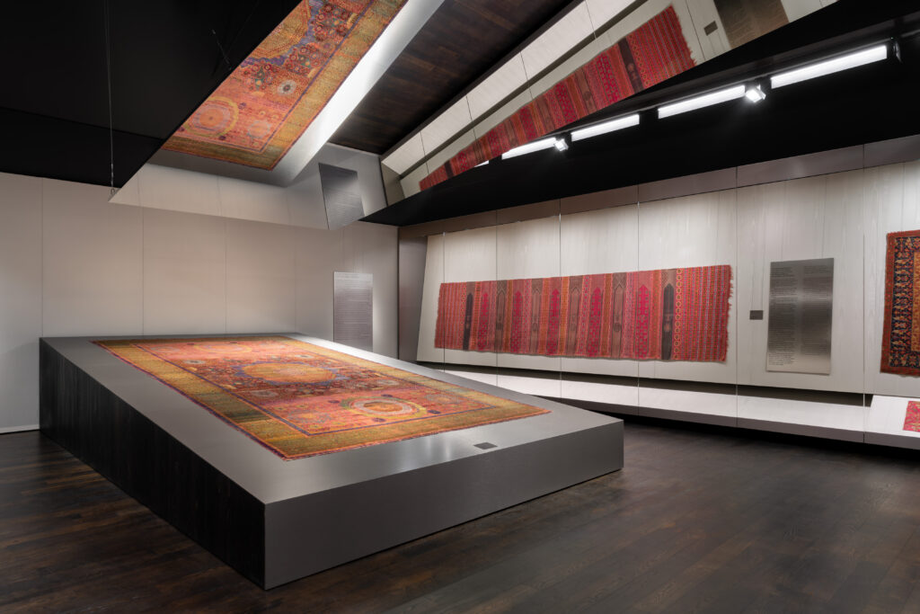 Behang, buntes Seidengewebe mit Gebetsnischen, Ampeln und geometrischen Motiven, vermutlich Tunis, 17. Jahrhundert, Seide und Metallfäden, gewebt