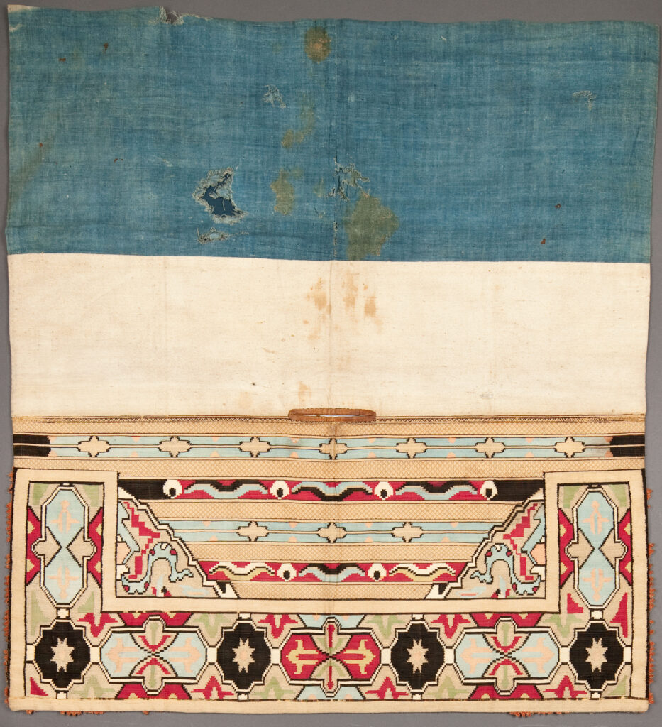 Satteldecke Çaprak, Istanbul, 2. Hälfte 16. Jahrhundert. Wirkerei mit Kette und Schuss in Seide, Metallfäden, Futter aus gewebter Baumwolle, Borte aus Wolle, mit Leder übernähte Bleigewichte an den Ecken