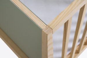 Pistazienfarbene Linoleum-Oberflächen setzen farbliche Akzente, die abnehmbaren Gitterelemente erhöhen die Flexibilität.  © Harald Leitner