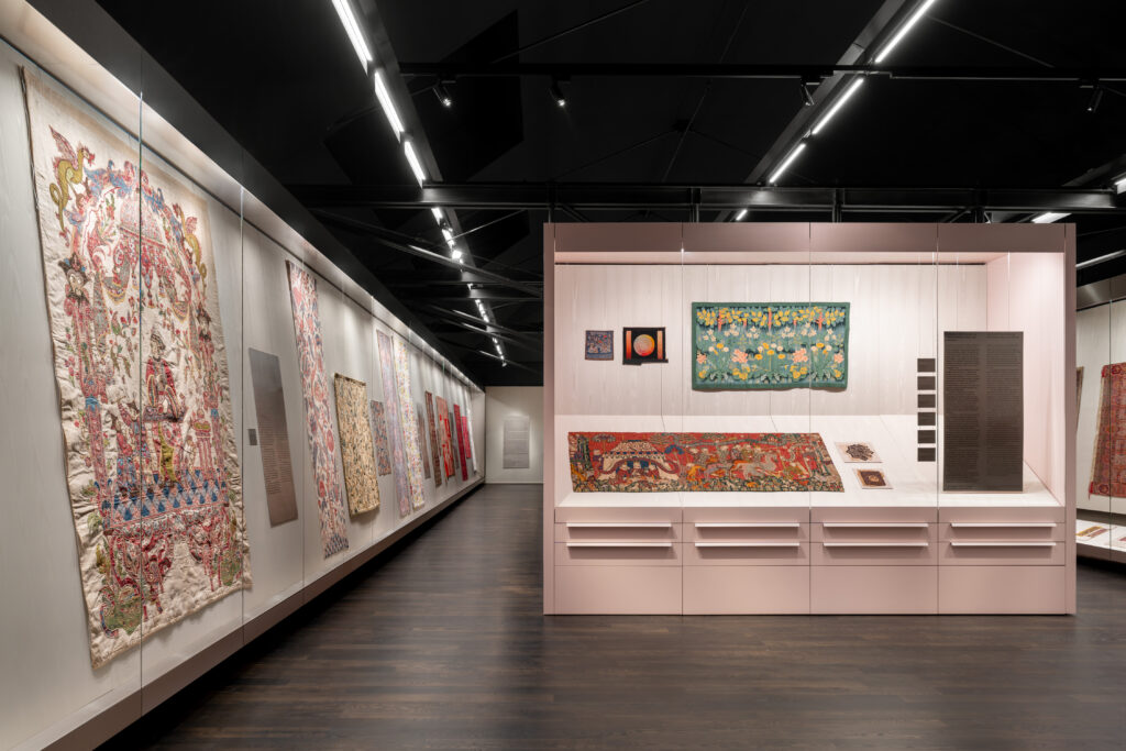 No-Theater-Gewand (vermutlich Atsuita), Japan, 18./19. Jahrhundert, gewebte Seide mit Metallfäden, genäht