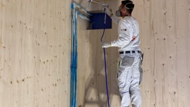 2000 Quadratmeter Holz wurden vom Maler vor Ort im Spritzverfahren mit Pyrolan Expand von Adler beschichtet. © Adler