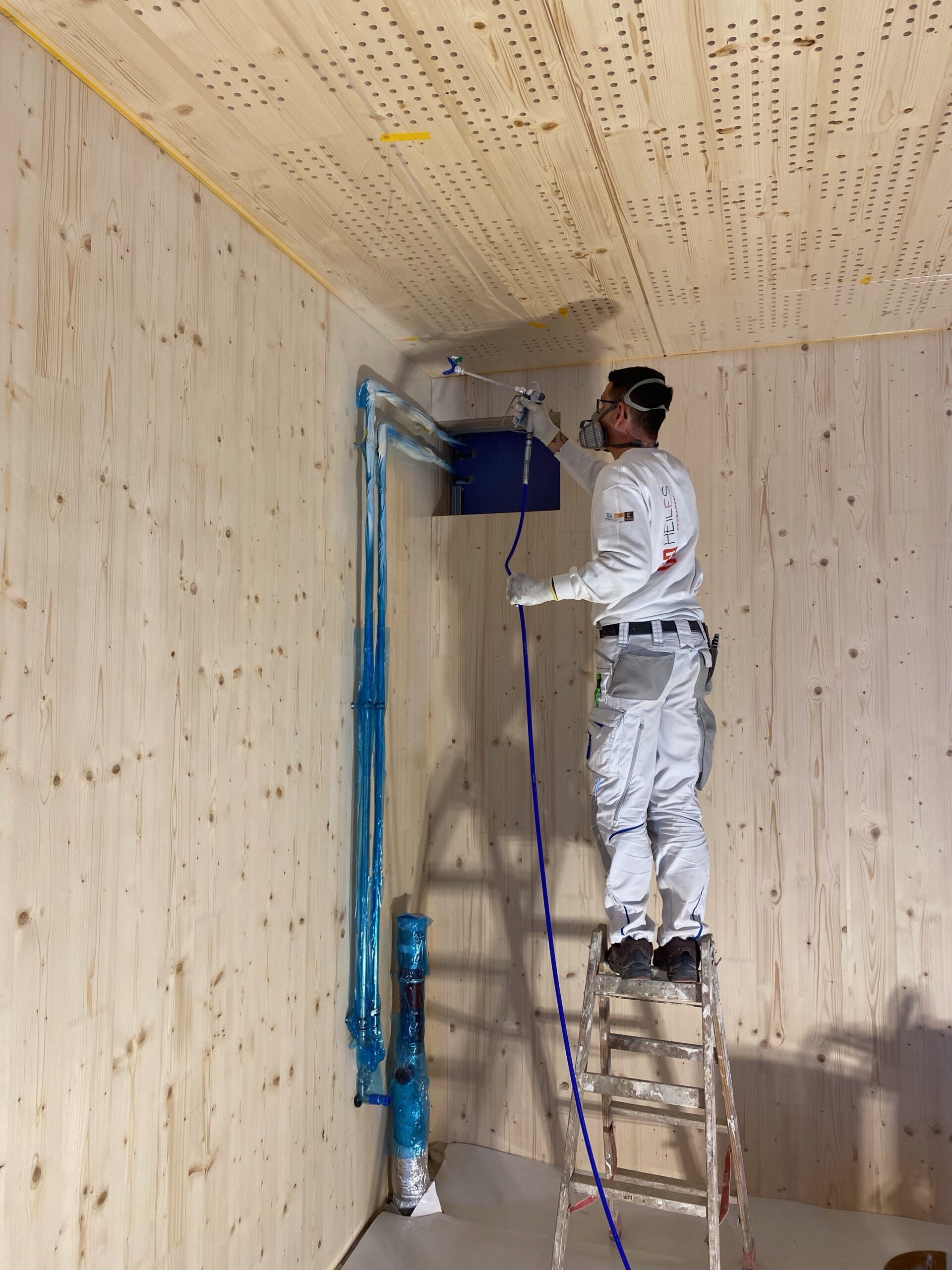 2000 Quadratmeter Holz wurden vom Maler vor Ort im Spritzverfahren mit Pyrolan Expand von Adler beschichtet. © Adler