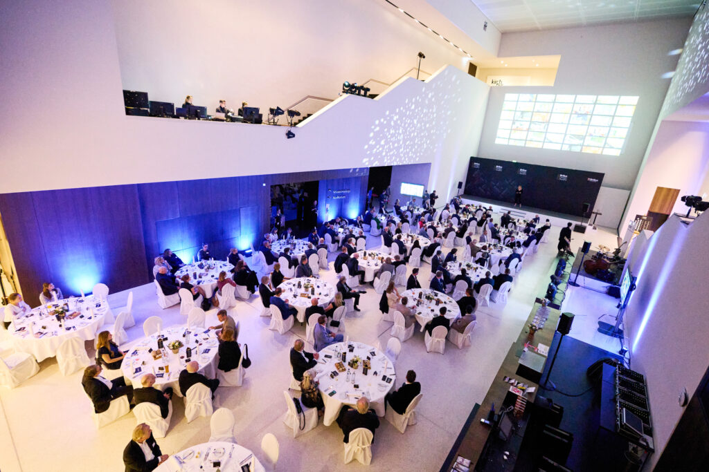 Feierliche Preisverleihung: Die Gala des Brillux De-sign Awards 2027 markiert den Höhepunkt und fin-det im November 2027 in glamouröser Atmosphäre statt. Für den Brillux Design Award 2025 wurden mehr als 600 Projekte eingereicht.