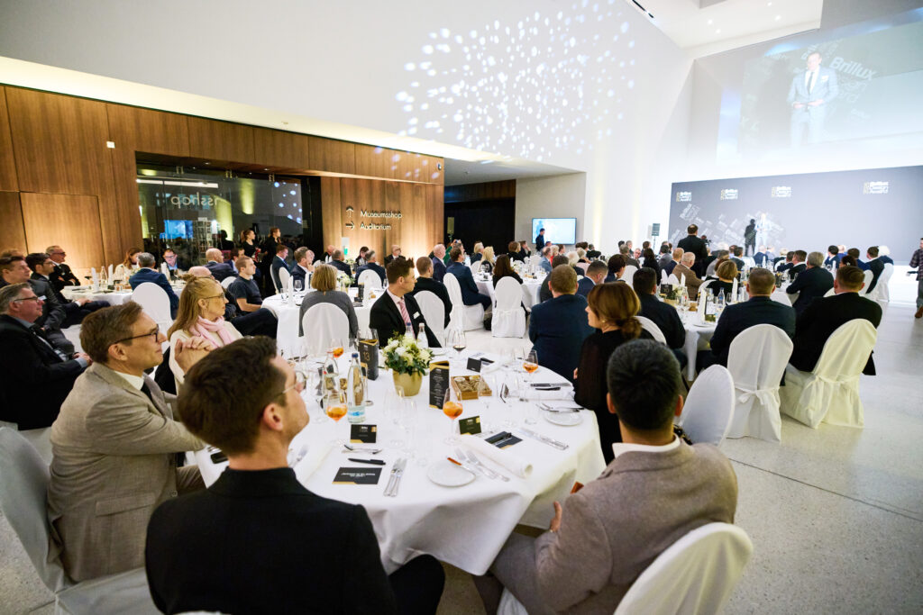 Feierliche Preisverleihung: Die Gala des Brillux Design Awards 2027 markiert den Höhepunkt und findet im November 2027 in glamouröser Atmosphäre statt. Für den Brillux Design Award 2025 wurden mehr als 600 Projekte eingereicht.