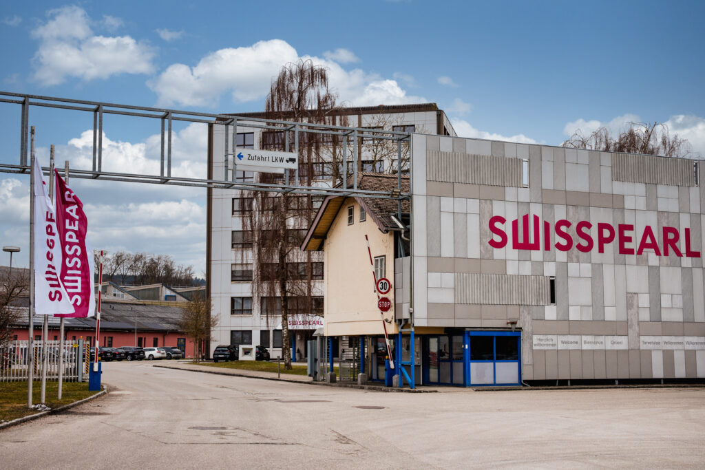 Der Standort Vöcklabruck ist innerhalb der Swisspearl Group ein zentraler Produktionsstandort für hochwertige Faserzementprodukte und Betondachsteine. Swisspearl Österreich
