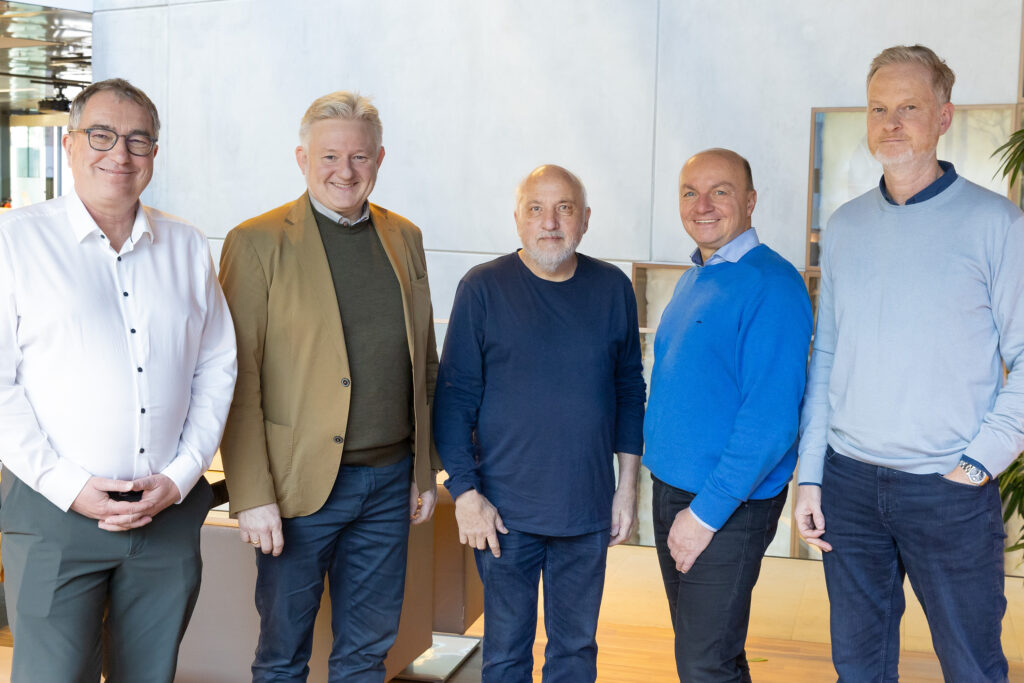 Die Jury (v.l.n.r.): Frank Tschoner (Tiroler Tageszeitung), Christian Margreiter (Tiroler Fachberufsschule für Holztechnik), Juryvorsitzender Wolfgang Pöschl (Tatanka Architekten), Ludwig Weichinger-Hieden (Bundeslehrlingswart) und René Marschall (marschall designlab) 
© proHolz Tirol_Foto Forcher