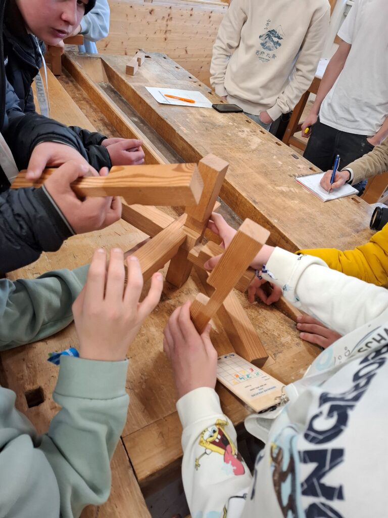 Teamwork und Schnelligkeit zählten nicht nur beim Zusammenbau des Teufelsknotens. 
© proHolz Tirol