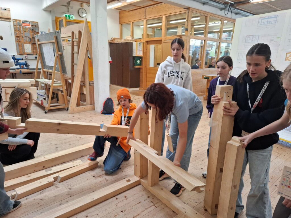 Welches Teil gehört wohin? Unter Zeitdruck gar nicht so einfach: der Zusammenbau eines Fachwerks. 
© proHolz Tirol
