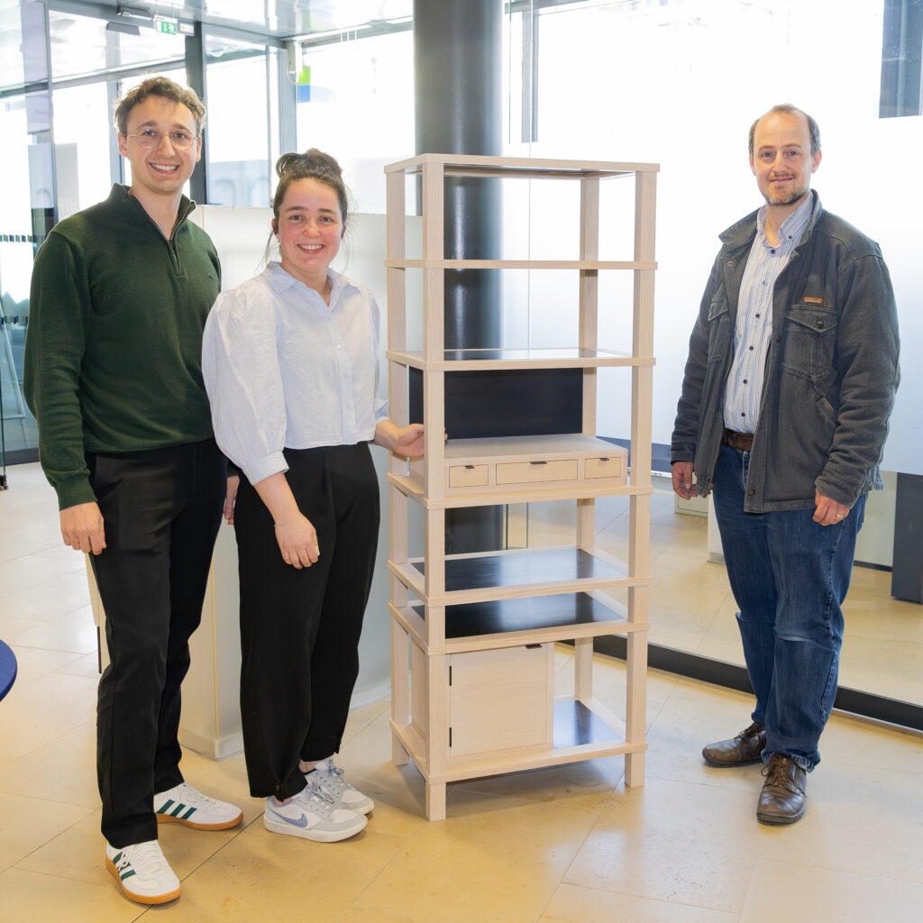 (v.l.n.r.) Paul Reiff (erhielt Nominierung) und Valentina Felicitas Grassmayr mit ihrem mit einer Auszeichnung in der Kategorie Tischlereitechnik bedachten Gesellenstück sowie mit deren stolzen Lehrherrn Thomas Auer (Holzmanufaktur und Vitrinenbau Auer)
© proHolz Tirol_Foto Forcher