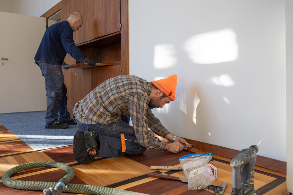Handwerker arbeitet am Boden