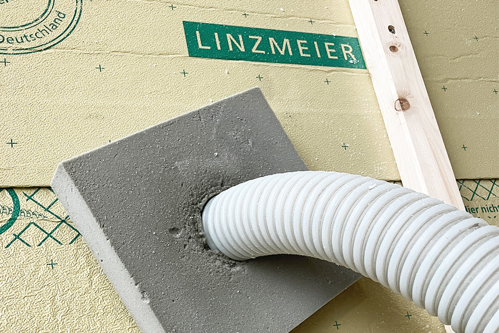 Die Kombidämmung aus PU-Hartschaum (60% Biomasse*) und eingeblasener Zellulose ermöglicht einen ökologischen und hoch effizienten Gesamtaufbau. © Linzmeier