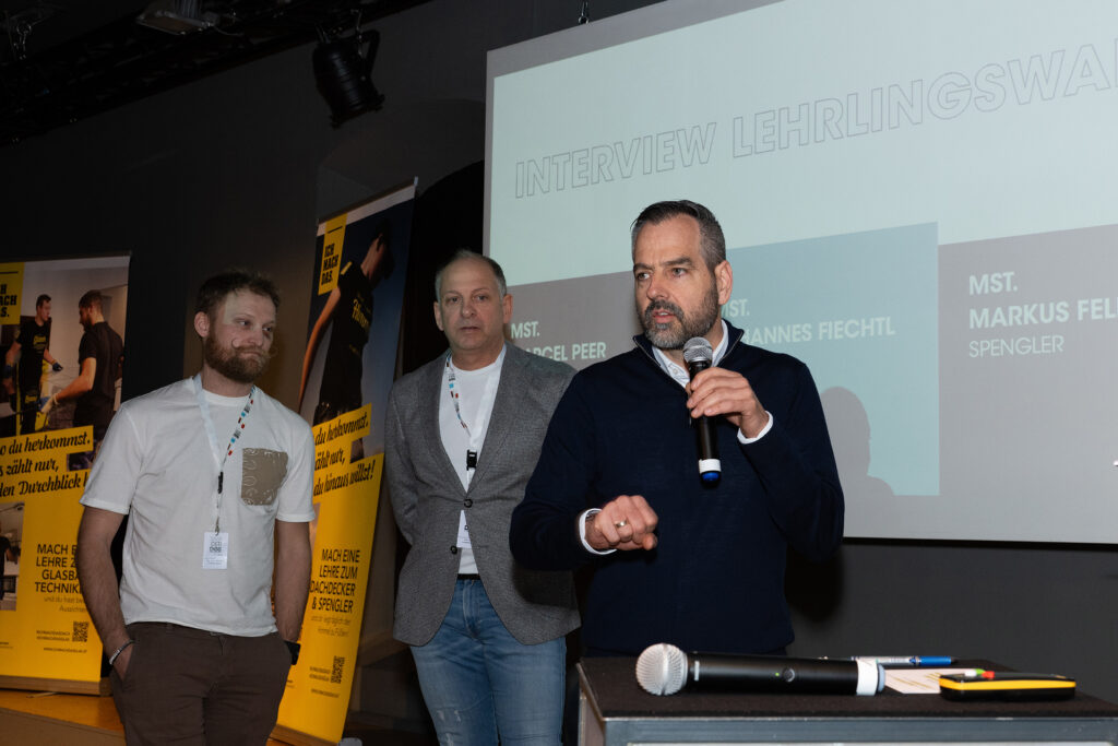 Die Lehrlingswarte Marcel Peer, Markus Felder und Jo Fiechtl beleuchteten auf der Bühne, worauf es bei der Fachkräfteausbildung ankommt (von links).