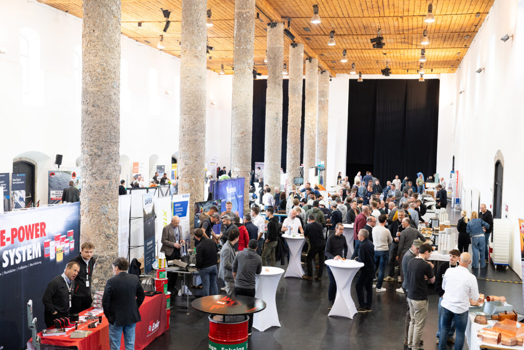 38 Aussteller und rund 200 Besucher*innen machten den Tiroler Tag der Dachdecker, Glaser und Spengler im Salzlager Hall zum Erfolg.