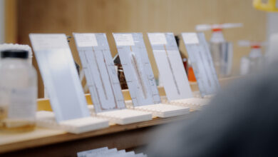 Vom Reststoff zur Wertschöpfung: In gemeinsamen Forschungsprojekten mit der Hochschule Niederrhein entwickelt die Farbenfabrik OELLERS aus landwirtschaftlichen Abfallprodukten hochwertige Industrielacke und bestätigt deren Korrosionsbeständigkeit im hauseigenen Labor. © Simon Erath