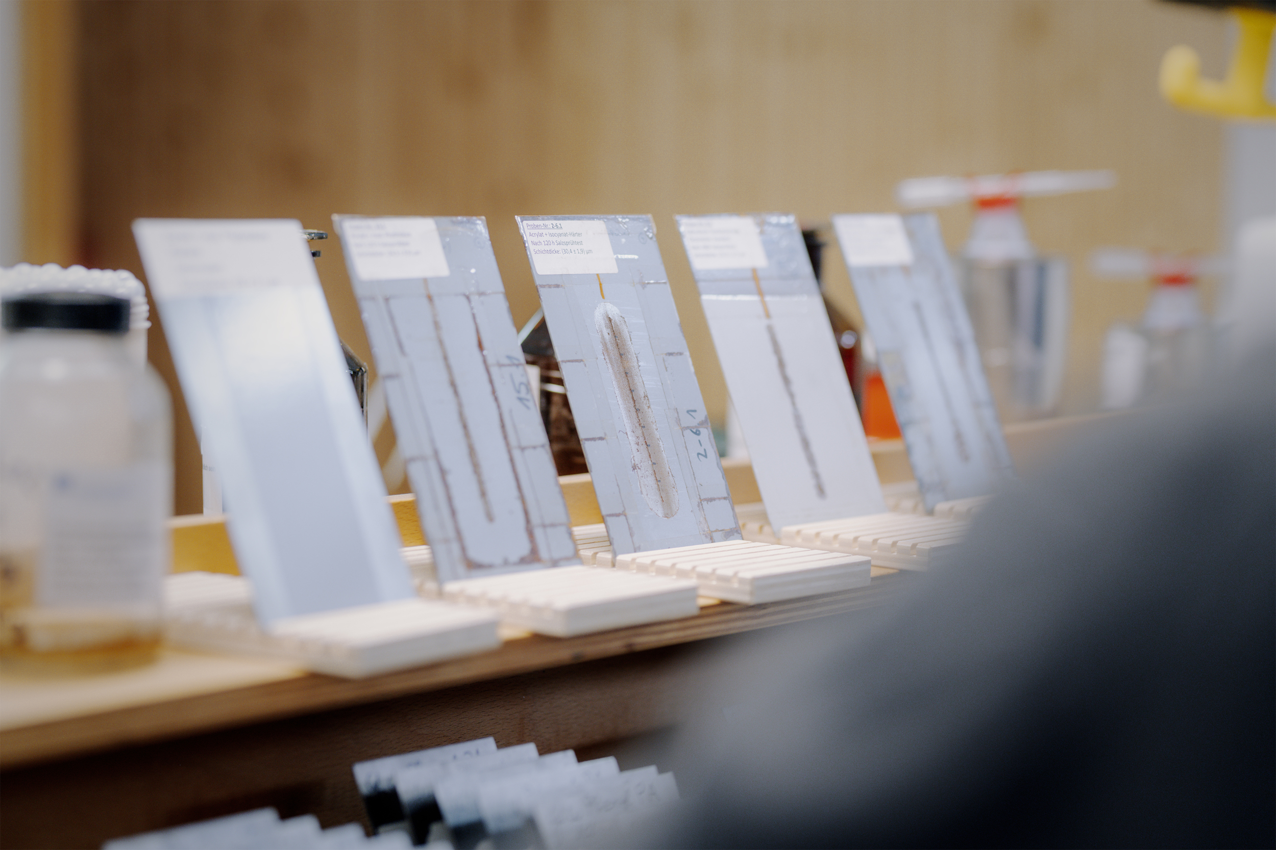 Vom Reststoff zur Wertschöpfung: In gemeinsamen Forschungsprojekten mit der Hochschule Niederrhein entwickelt die Farbenfabrik OELLERS aus landwirtschaftlichen Abfallprodukten hochwertige Industrielacke und bestätigt deren Korrosionsbeständigkeit im hauseigenen Labor. © Simon Erath