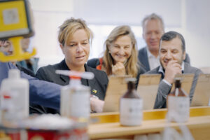 Mona Neubaur, Stellvertretende Ministerpräsidentin und Wirtschaftsministerin des Landes Nordrhein-Westfalen, zeigte sich beeindruckt vom Projektfortschritt der Weltneuheit in der Lackproduktion.© Simon Erath