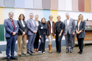 Politik trifft auf geballte Innovationskraft: Prof. Dr. Michael Dornbusch, Prof. Dr. Kerstin Hoffmann-Jacobsen, beide von der Hochschule Niederrhein (HSNR), Ralf Classen, Bürgermeister der Gemeinde Aldenhoven, Prof. Dr. Kathleen Diener, Vizepräsidentin für Forschung und Innovation an der HSNR, Dagmar Wirtz, Geschäftsführerin von 3WIN Maschinenbau, Heide Oellers, Geschäftsführerin der Farbenfabrik OELLERS, NRW-Wirtschaftsministerin Mona Neubaur, Paul Oellers, Geschäftsführer der Farbenfabrik OELLERS, Dr. Patricia Peill, Abgeordnete im Landtag Nordrhein-Westfalen (v. l. n. r.).© Simon Erath