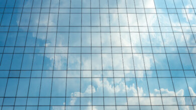 Es geht wieder aufwärts am Flachglasmarkt. Nach Ansicht der Marktforscher*innen von Branchenradar soll der Markt bereits im laufenden Jahr wieder wachsen. @ iStock / Getty Images Plus / Somdul