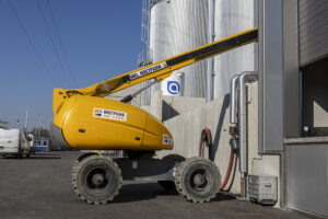 Haulotte H16TPX bei beengten Platz im Einsatz.